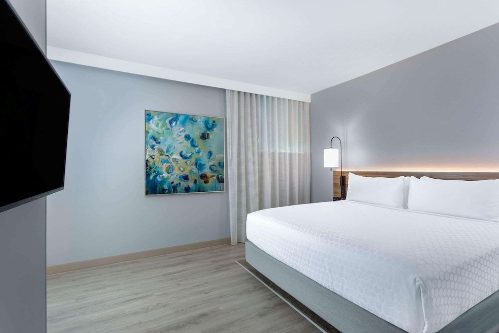 Suite, 1 Bedroom, Accessible, Non Smoking (Mobility/Hearing, Roll-in shower)
