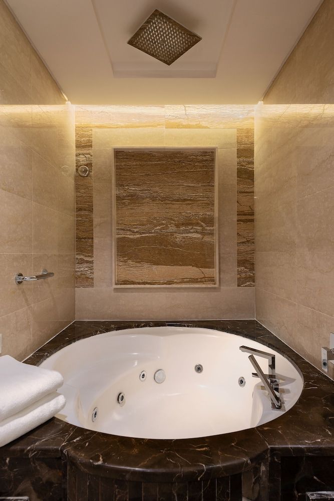 undefined Landmark Premier Hotel 8