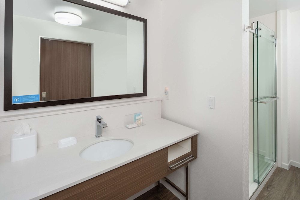 undefined Hampton Inn & Suites San Diego Airport Liberty Station 10