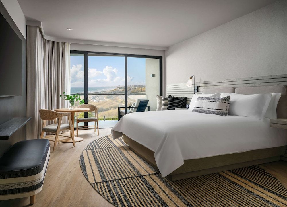 One King Bed, Coastline View