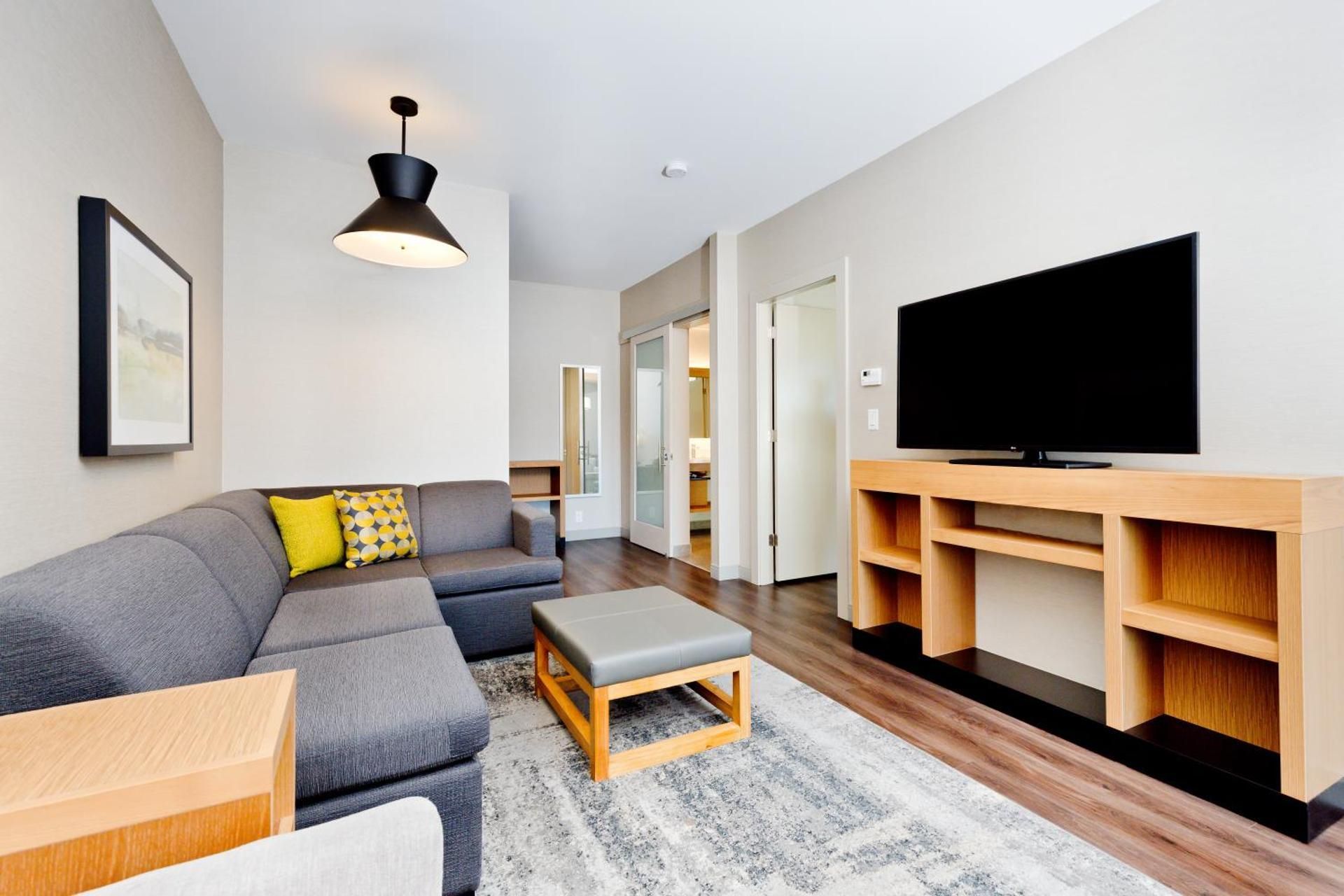 Accessible Suite King Bedrollin Shower (plus Sofa Bed)
