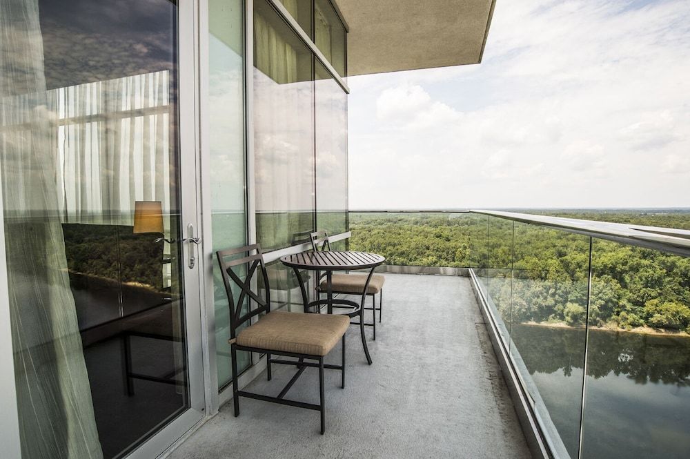 Wind Creek Casino & Hotel Wetumpka Accessible Platinum King Suite Non-Smoking 3