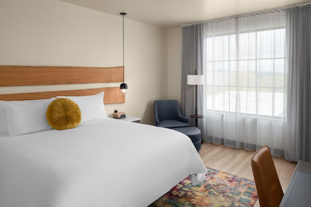 The Gordon Hotel Deluxe Room, 1 King Bed (Deluxe King) 3