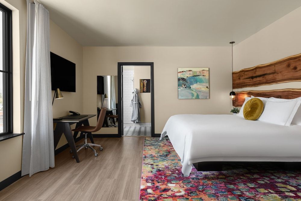 The Gordon Hotel Deluxe Room, 1 King Bed (Deluxe King) 2