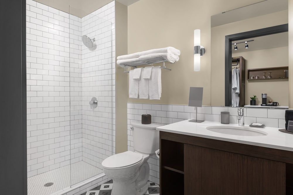 The Gordon Hotel Deluxe Room, 1 King Bed (Deluxe King) 5