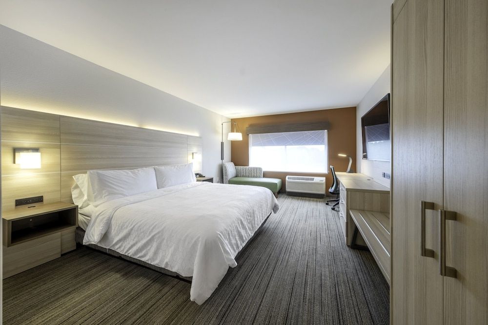Suite, 1 King Bed, Accessible (Communication Accessible)