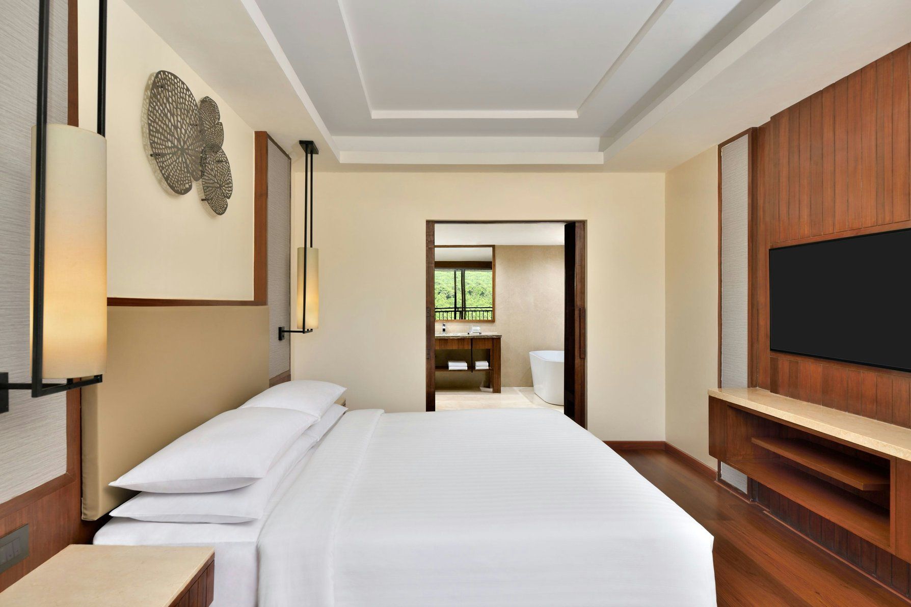 Signature Club Suite, 1 Bedroom Signature Suite, 1 King, Valley view, Balcony