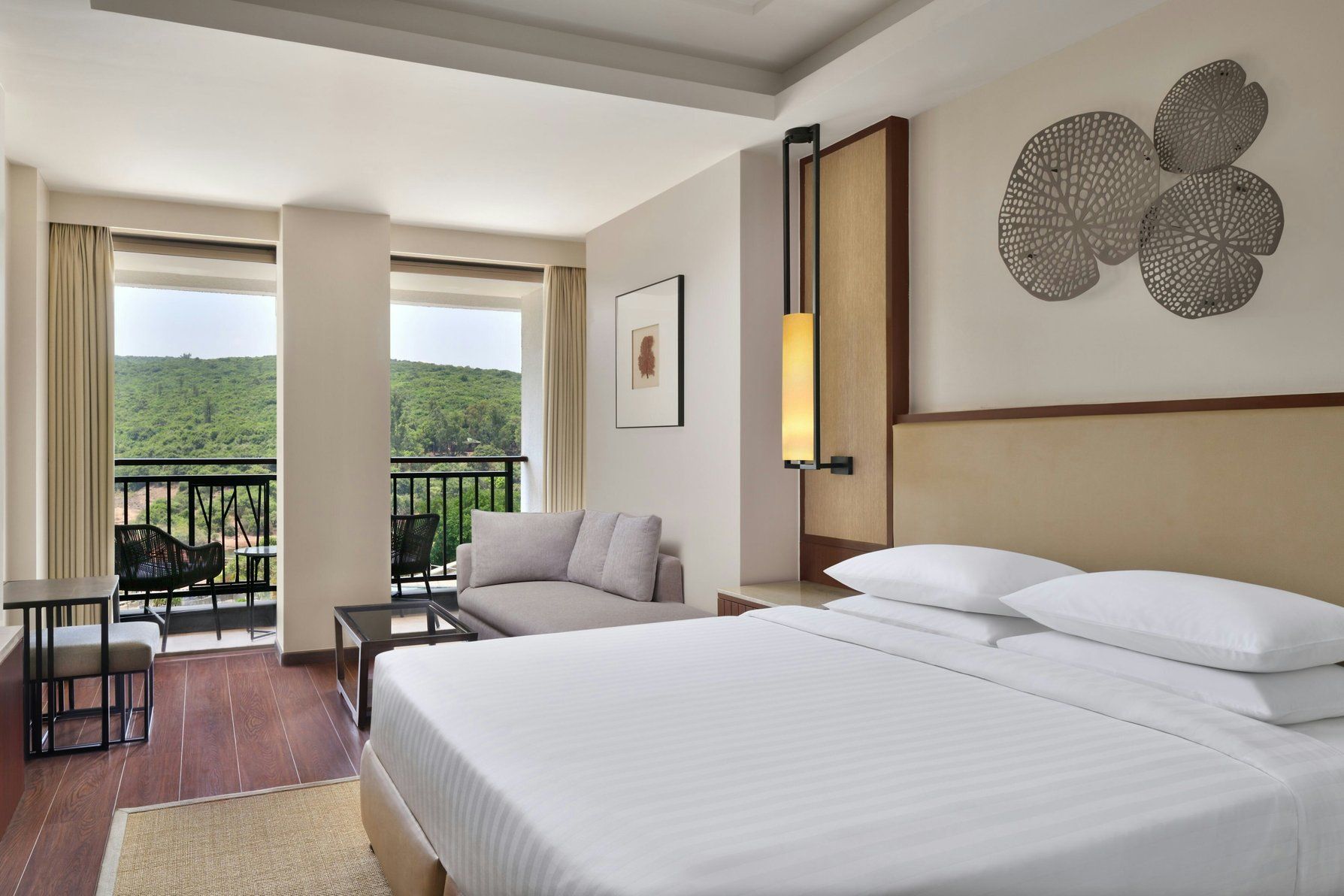 Signature Club Suite, 1 Bedroom Signature Suite, 1 King, Valley view, Balcony