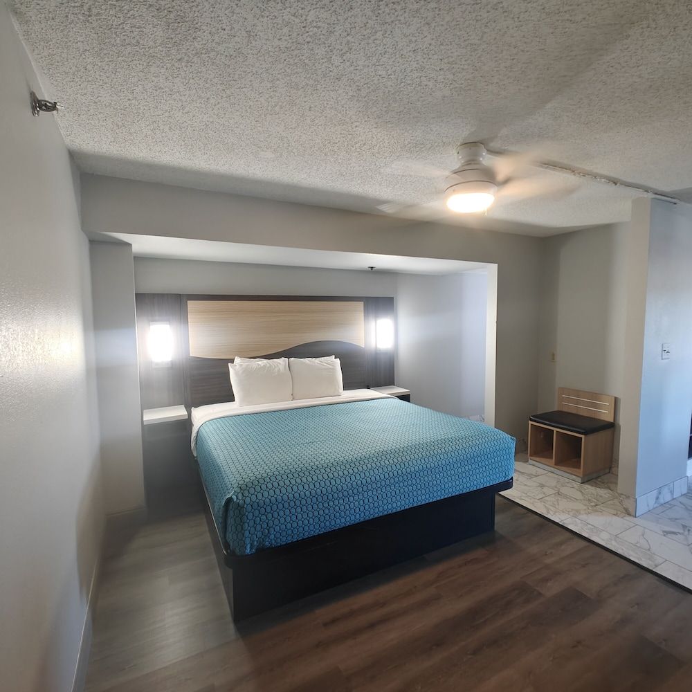 Deluxe King Suite with Jacuzzi
