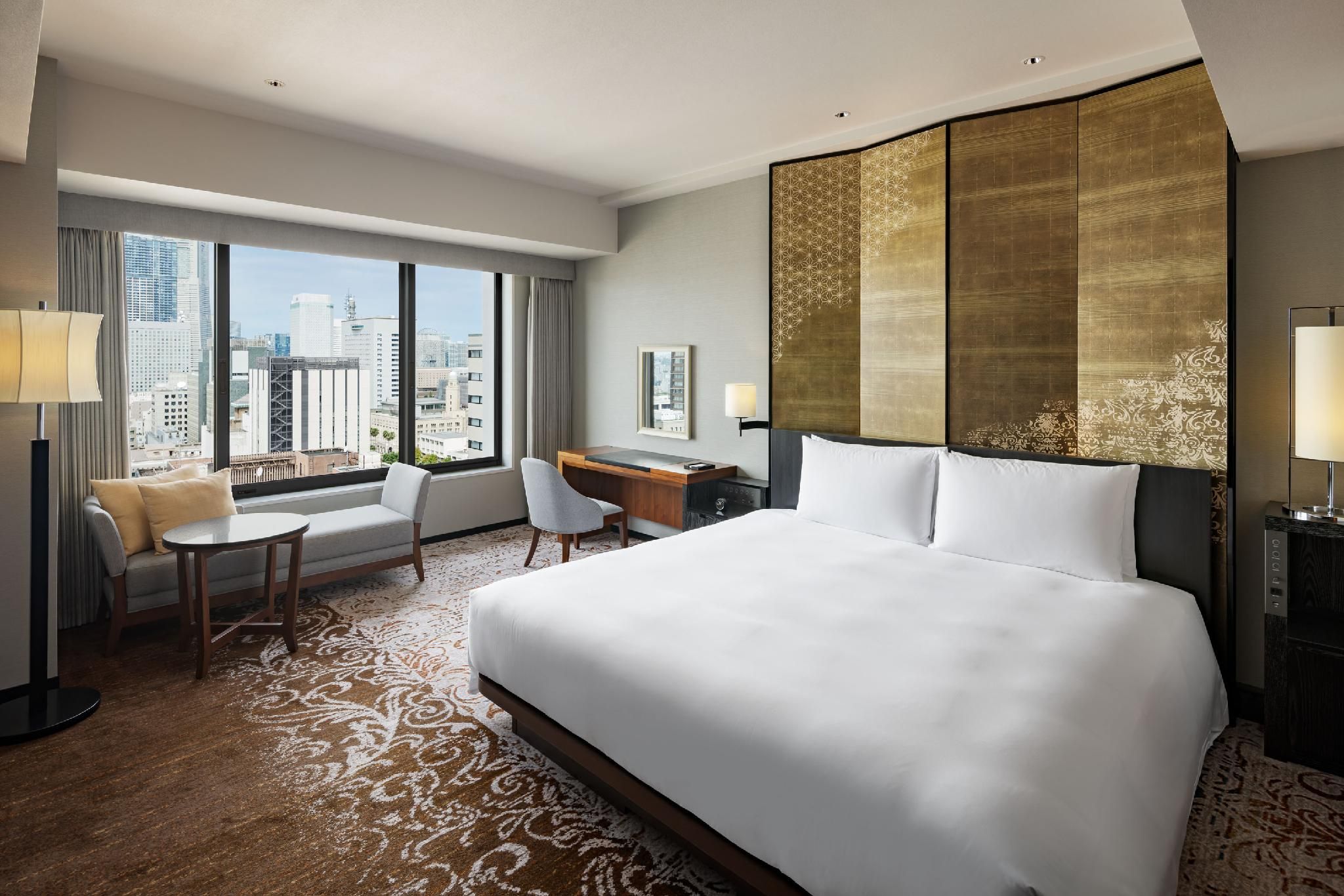 1 King Bed Club Access