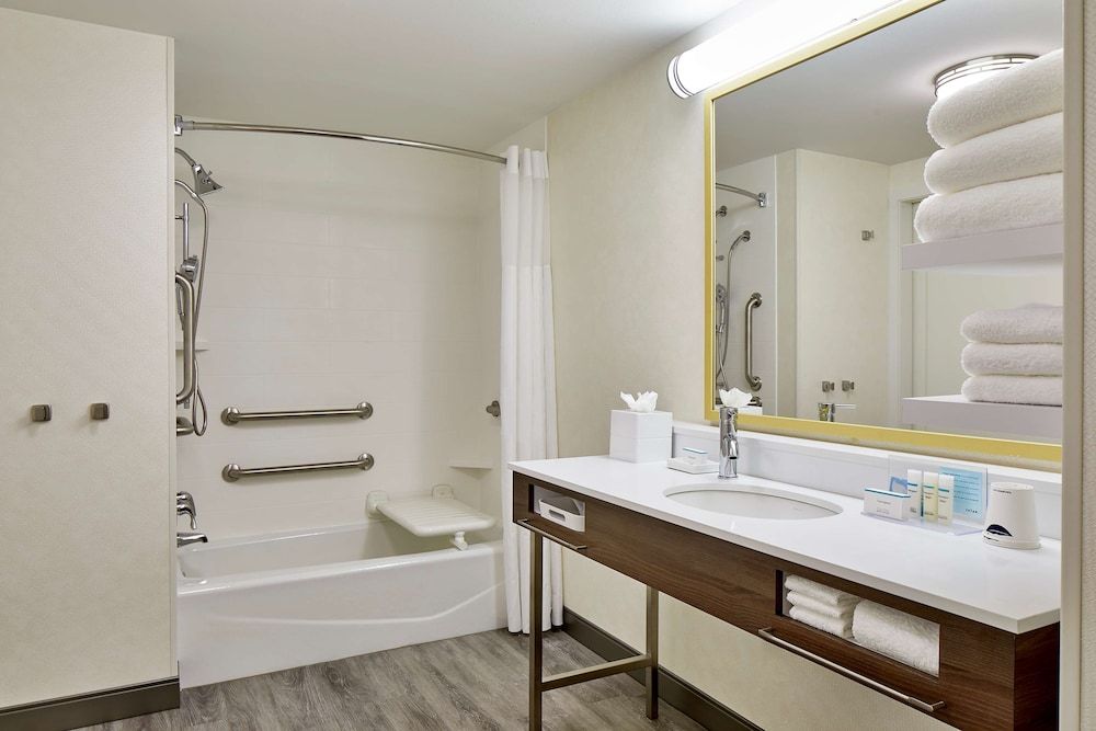 Room, 2 Queen Beds, Accessible (Bathtub)
