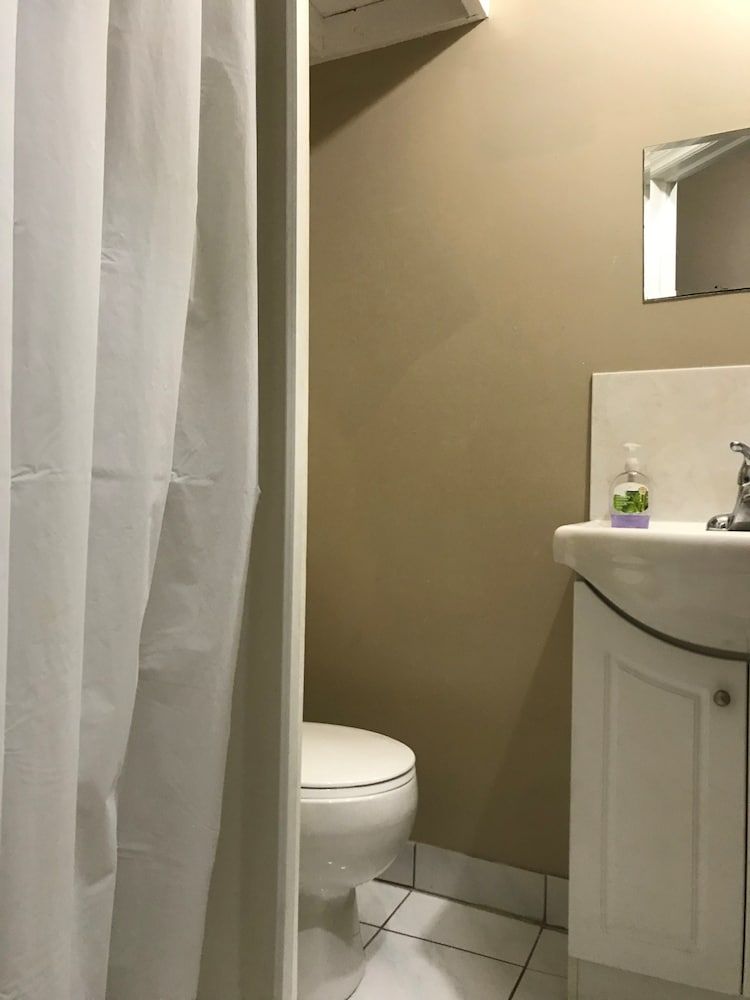 Toronto Travellers Home Double Private, 1 Double Bed, Private  Bathroom 3