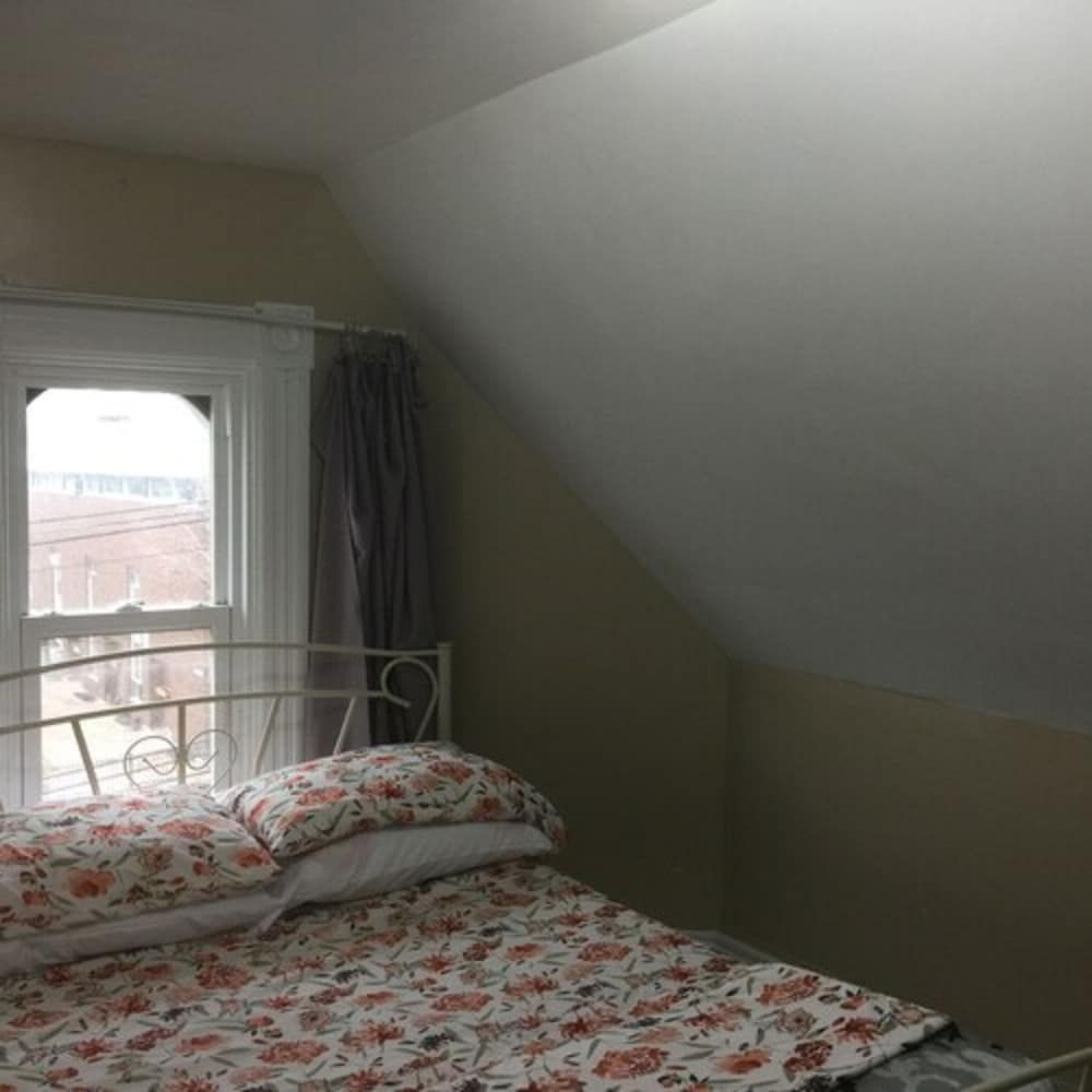 Toronto Travellers Home Double Private, 1 Double Bed, Private  Bathroom 2