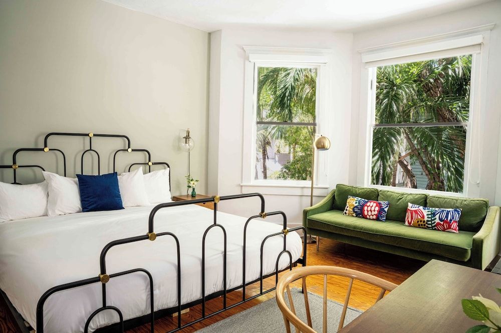 undefined Miami River Inn By Renzzi