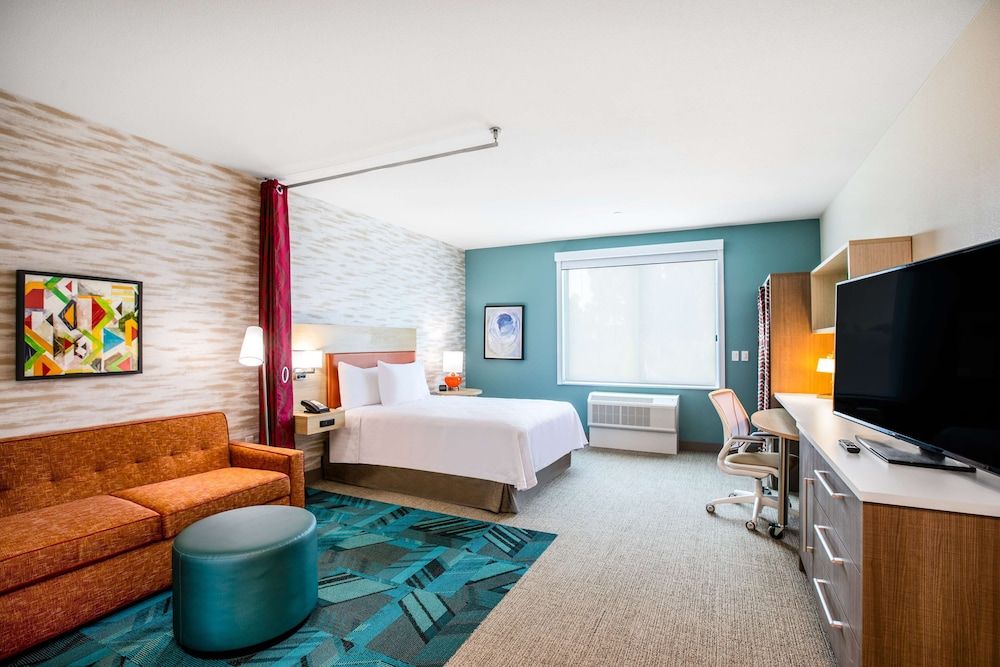 Suite, 1 King Bed, Accessible (Roll-In Shower)
