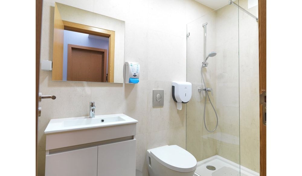 My Charm Lisbon Suites Twin Room, Shared Bathroom 9