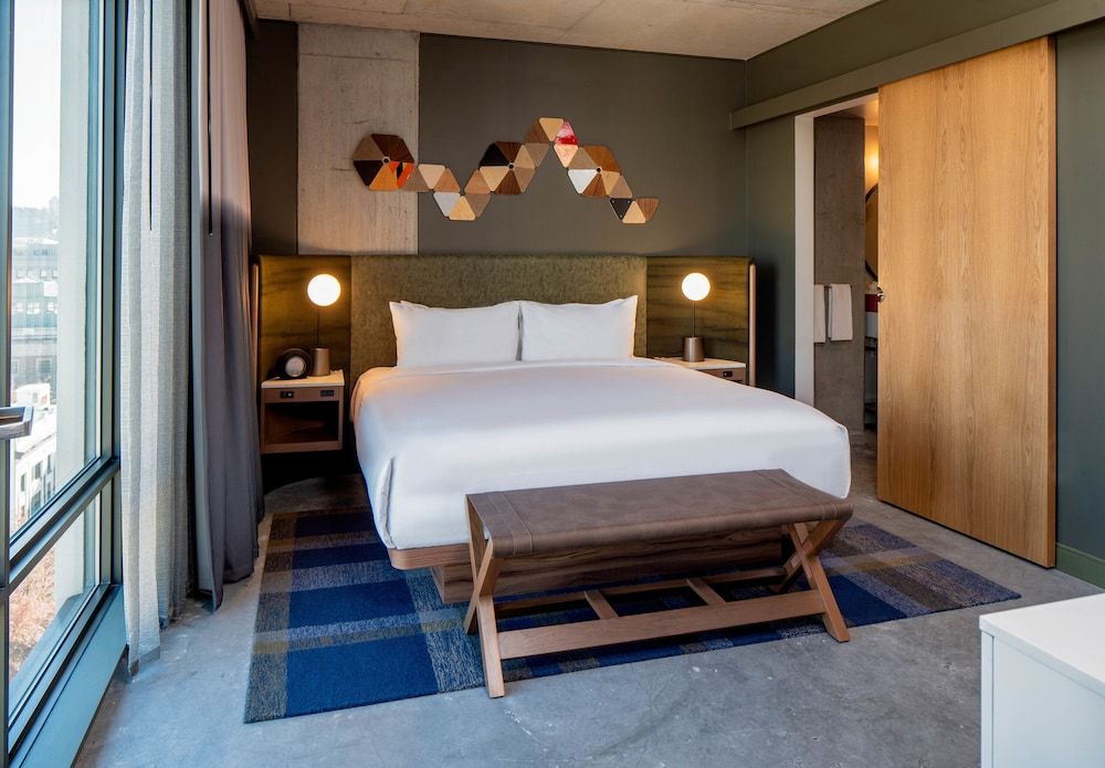 Room, 1 King Bed, Corner