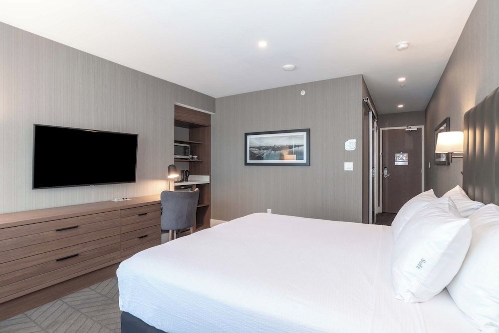 Sandman Signature Saskatoon South Hotel Standard Room, 1 King Bed