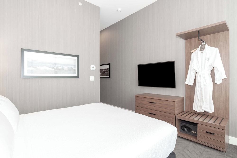 Sandman Signature Saskatoon South Hotel Studio Suite, 1 King Bed, Kitchenette 3