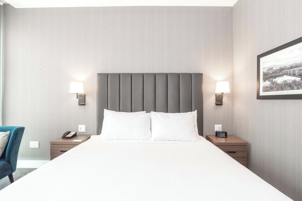 Sandman Signature Saskatoon South Hotel Studio Suite, 1 King Bed, Kitchenette 2