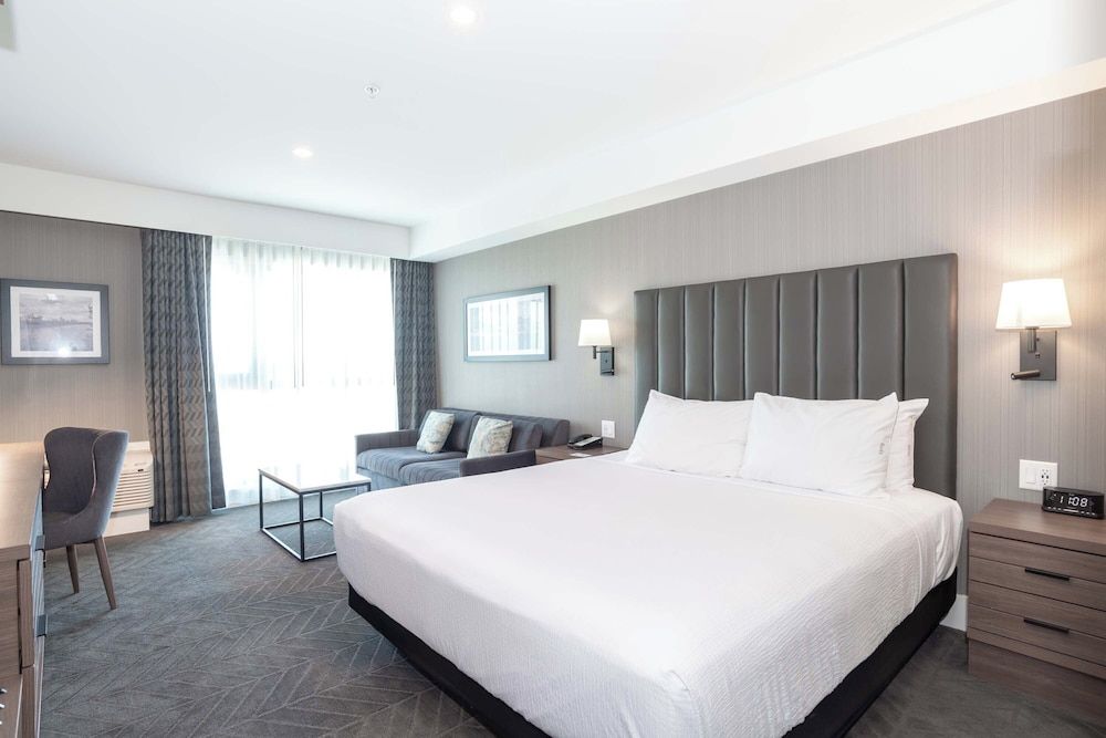 Sandman Signature Saskatoon South Hotel Standard Room, 1 King Bed with Sofa bed 3