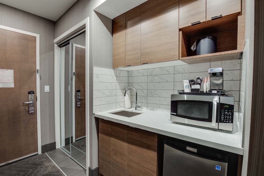 Sandman Signature Saskatoon South Hotel Studio Suite, 1 King Bed, Kitchenette 6