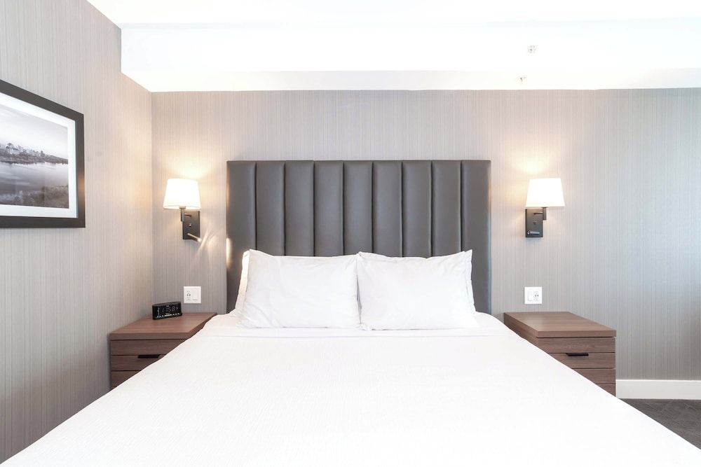 Sandman Signature Saskatoon South Hotel Standard Room, 1 King Bed 2