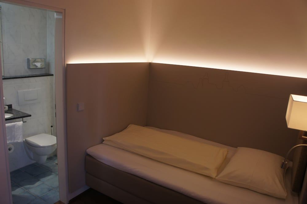 Stadthotel Engel Classic Single Room 9