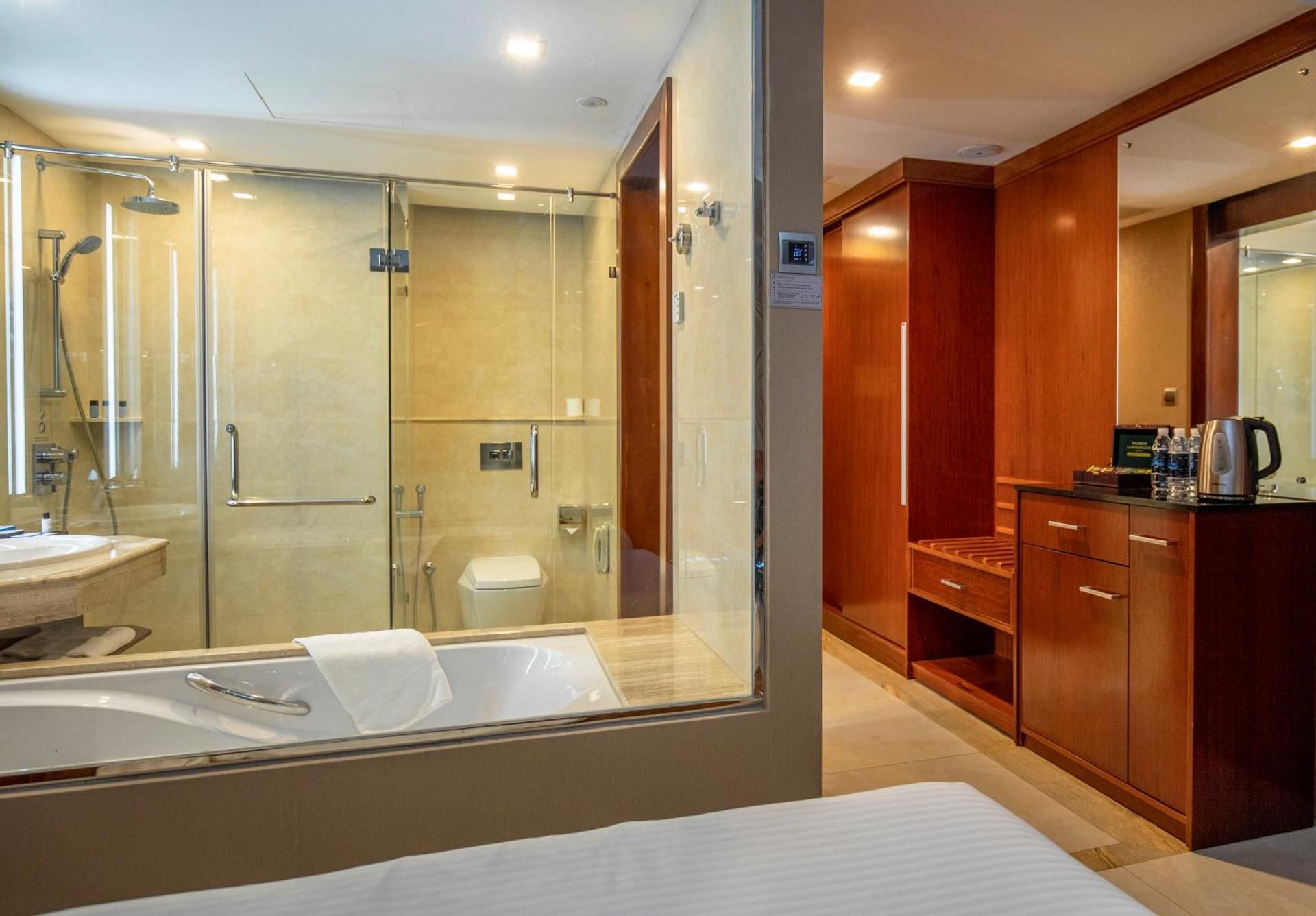 Marino Beach Colombo Deluxe King Room with a Complimentary City Tour 3