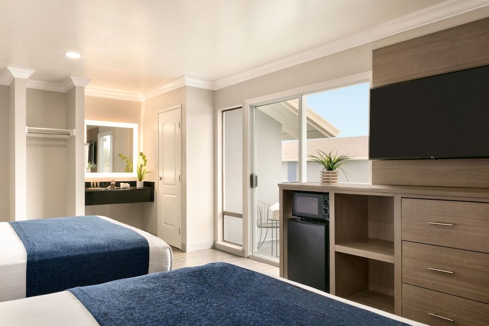 Torch Lite Inn Signature Room 10