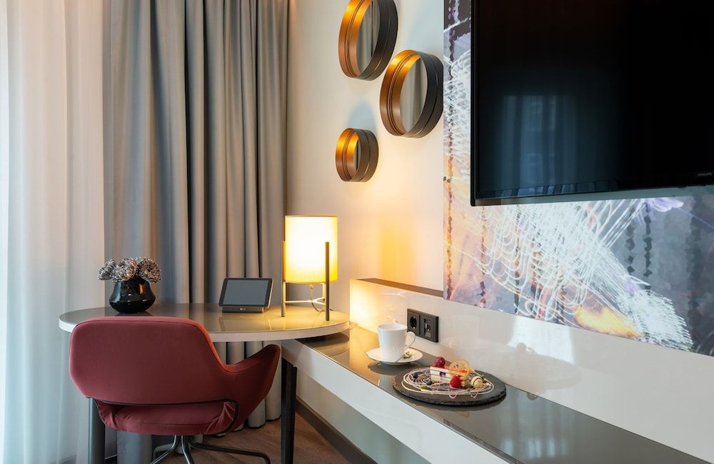 Leonardo Hotel Augsburg Deluxe Room 8