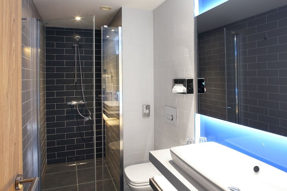 Holiday Inn Express Ljubljana by IHG Standard Room, 1 Queen Bed 6