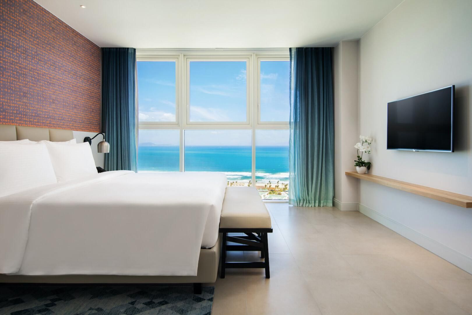 3-Bedroom Suite with Terrace, Panoramic Ocean View - 2 Kings & 1 Twin