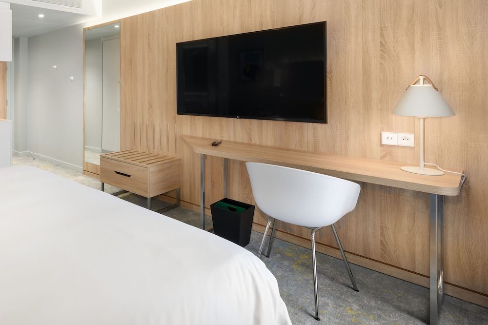 Courtyard by Marriott Paris Charles de Gaulle Central Airport Deluxe Room, 2 Twin Beds, Non Smoking 10