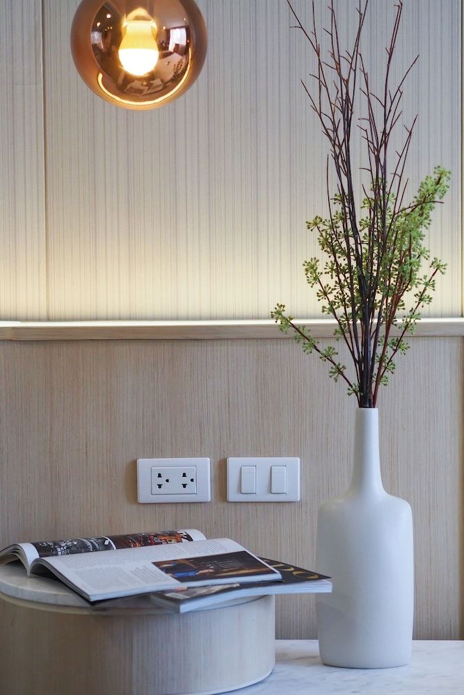 Eleven Hotel Bangkok Superior Twin Room 8