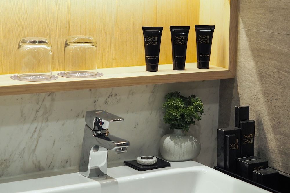 Eleven Hotel Bangkok Superior Twin Room 4