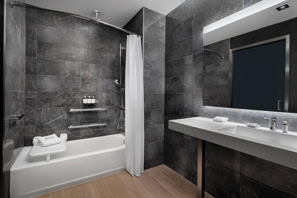 AC Hotel by Marriott Orlando Downtown Standard Room, 1 King Bed 2