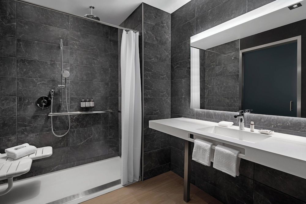 AC Hotel by Marriott Orlando Downtown Standard Room, 1 King Bed 4