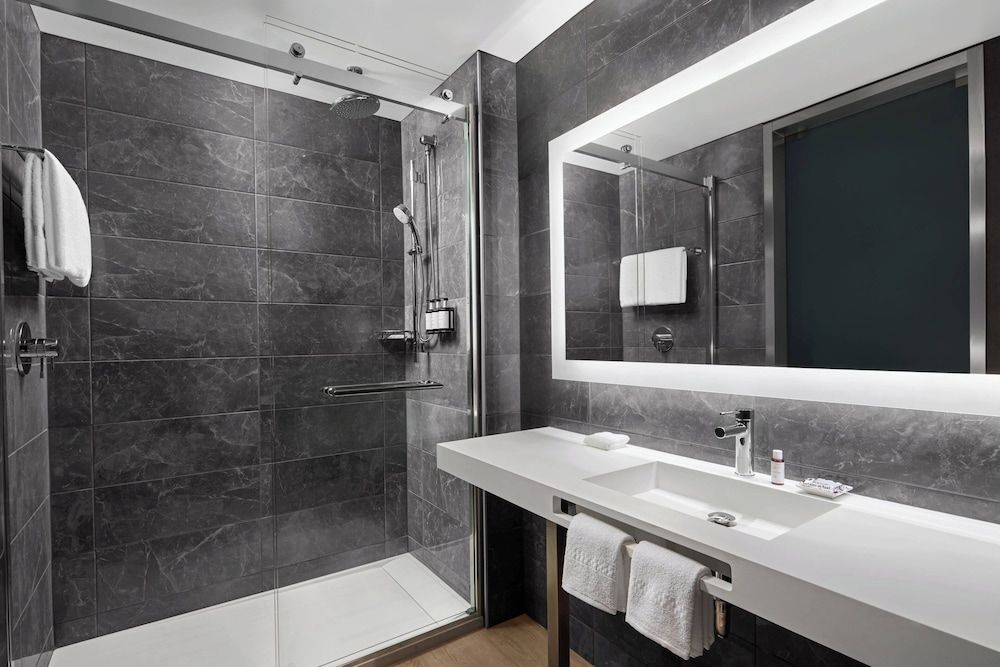 AC Hotel by Marriott Orlando Downtown Standard Room, 1 King Bed 3