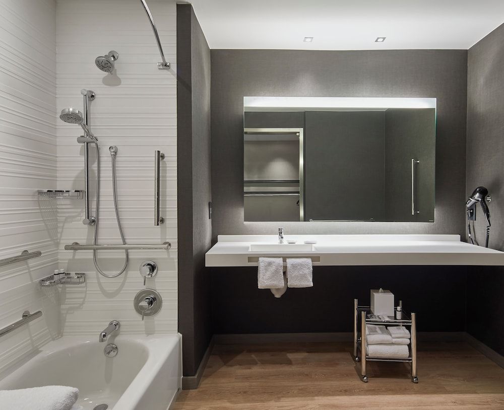 Room, 1 King Bed, Non Smoking (Mobility Accessible, Tub)