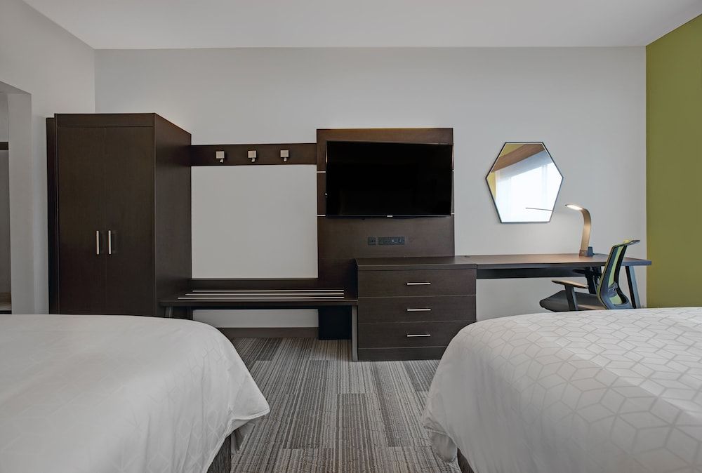 Suite, 2 Queen Beds, Roll-in Shower (Roll-In Shower)