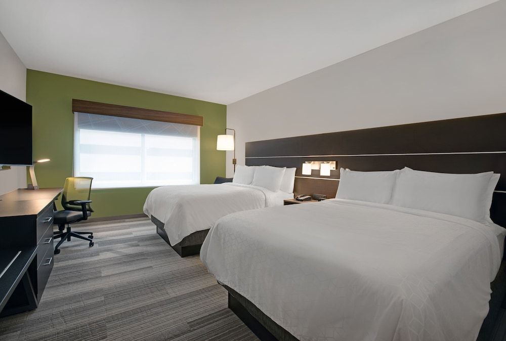 Suite, 2 Queen Beds, Roll-in Shower (Roll-In Shower)
