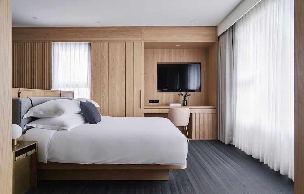 Suite, 1 King Bed, City View