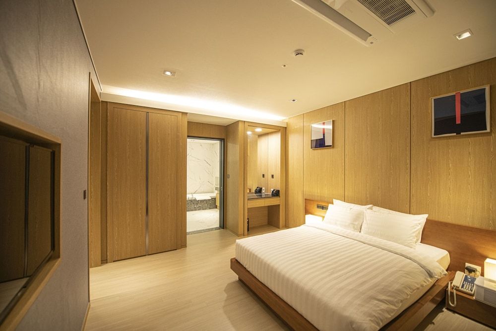 J-One Hotel [Sweet Suite Package] Executive Suite + 1 bottle of wine + ham cheese salami + late checkout 14:00 2