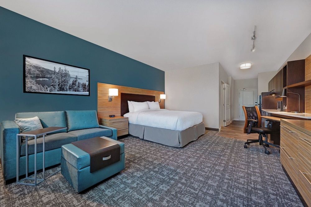 Studio, 1 King Bed with Sofa bed (Mobility Accessible, Roll-In Shower)