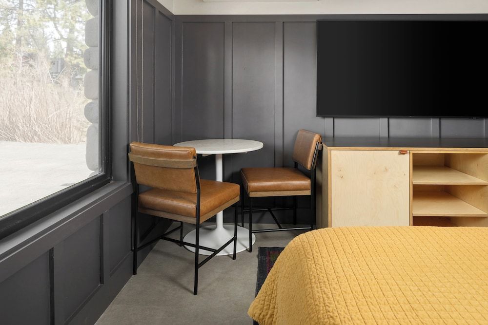 The Coachman Hotel Standard Room, 1 King Bed 3