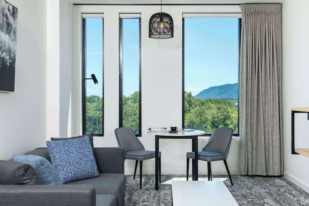 undefined Oaks Cairns Hotel 2