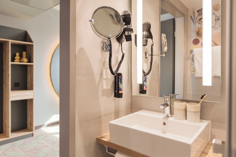 Holiday Inn – the niu, Mill Cologne Mülheim by IHG Standard Room, 1 Queen Bed 4