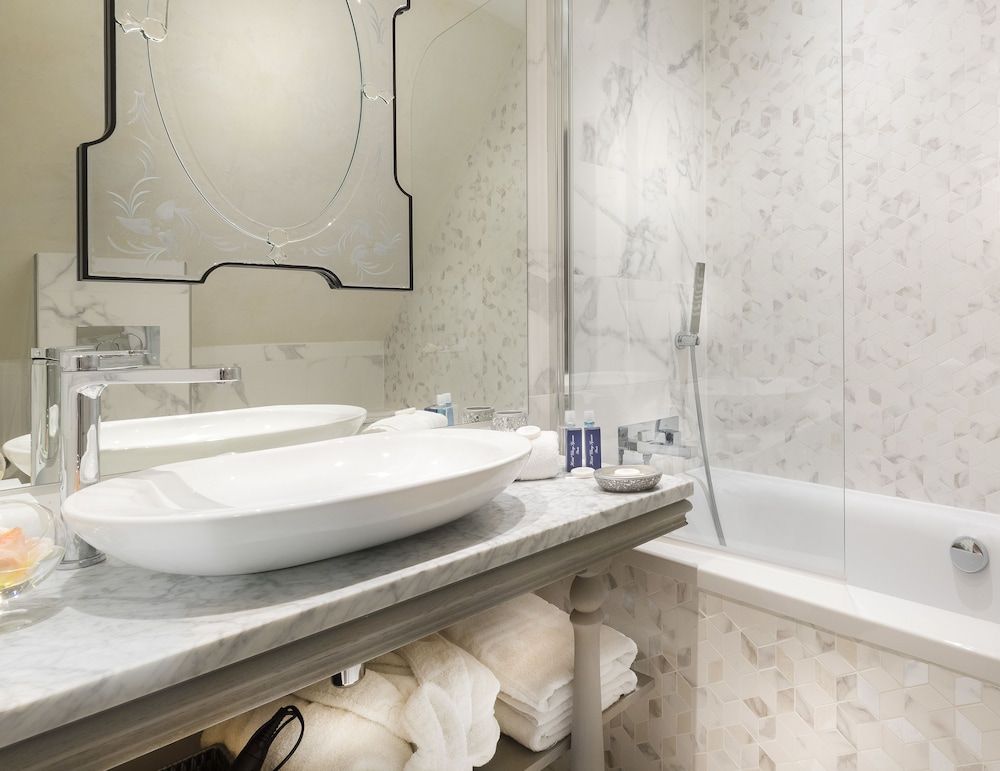 Cluny Square Suite (Romance) 4