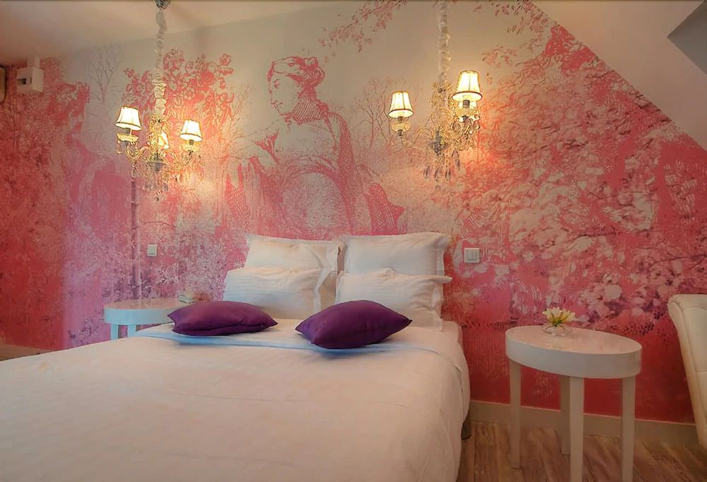 Cluny Square Suite (Romance) 2